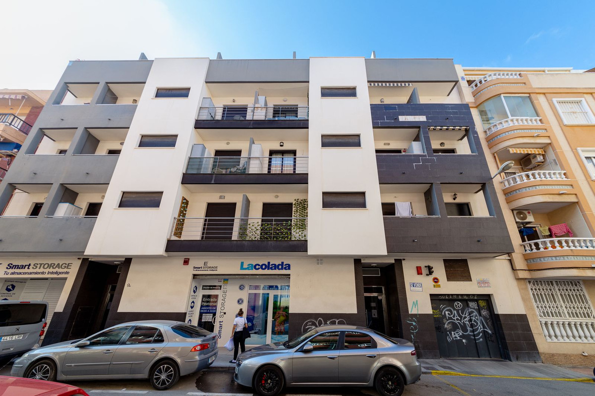 For sale - 3 Bedroom 2 Bathroom Apartment - Middle Floor Apartment in Torrevieja - Torrevieja Centro  - Alicante