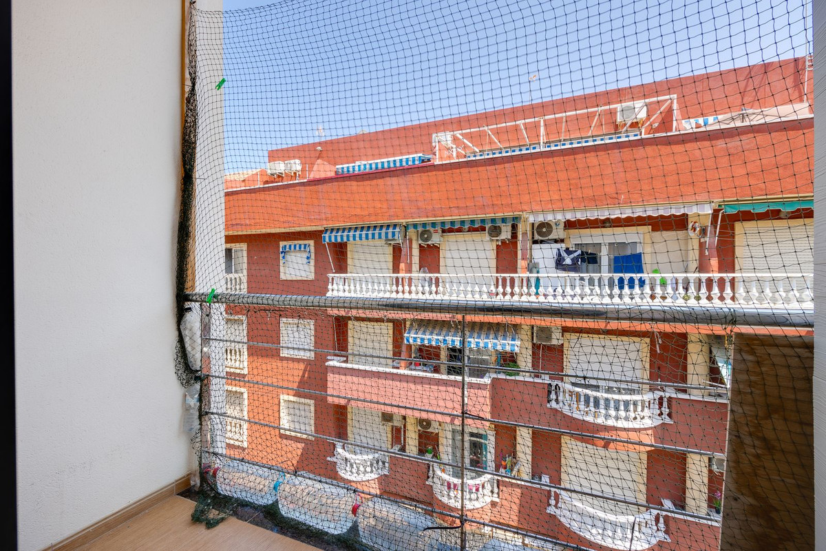 For sale - 3 Bedroom 2 Bathroom Apartment - Middle Floor Apartment in Torrevieja - Torrevieja Centro  - Alicante