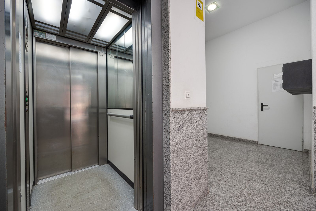 For sale - 3 Bedroom 2 Bathroom Apartment - Middle Floor Apartment in Torrevieja - Torrevieja Centro  - Alicante