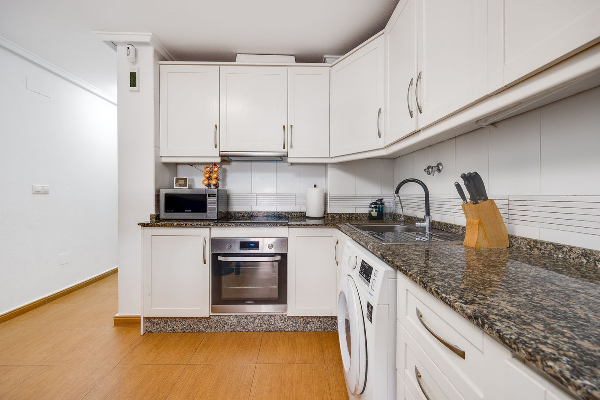 For sale - 3 Bedroom 2 Bathroom Apartment - Middle Floor Apartment in Torrevieja - Torrevieja Centro  - Alicante