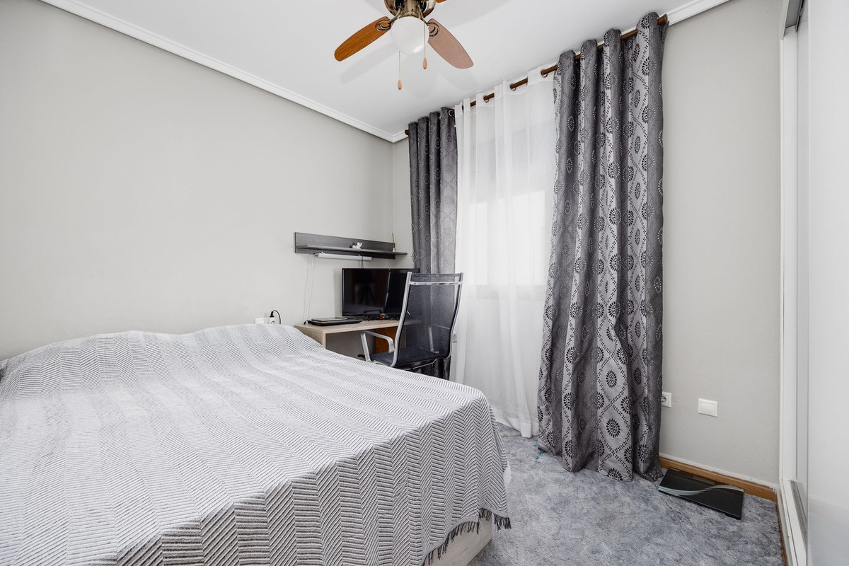 For sale - 3 Bedroom 2 Bathroom Apartment - Middle Floor Apartment in Torrevieja - Torrevieja Centro  - Alicante