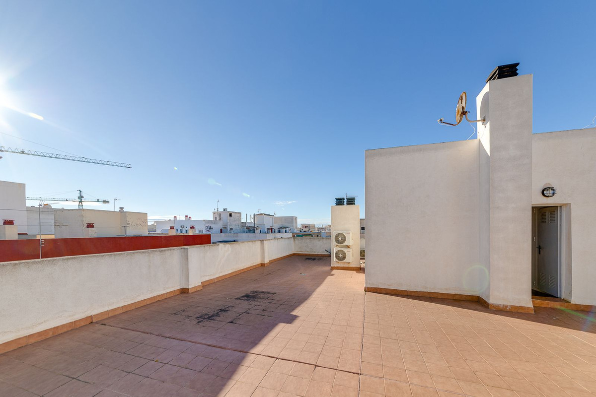 For sale - 3 Bedroom 2 Bathroom Apartment - Middle Floor Apartment in Torrevieja - Torrevieja Centro  - Alicante
