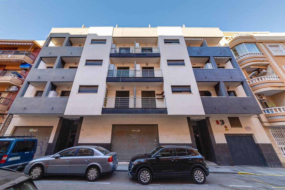 For sale - 3 Bedroom 2 Bathroom Apartment - Middle Floor Apartment in Torrevieja - Torrevieja Centro  - Alicante