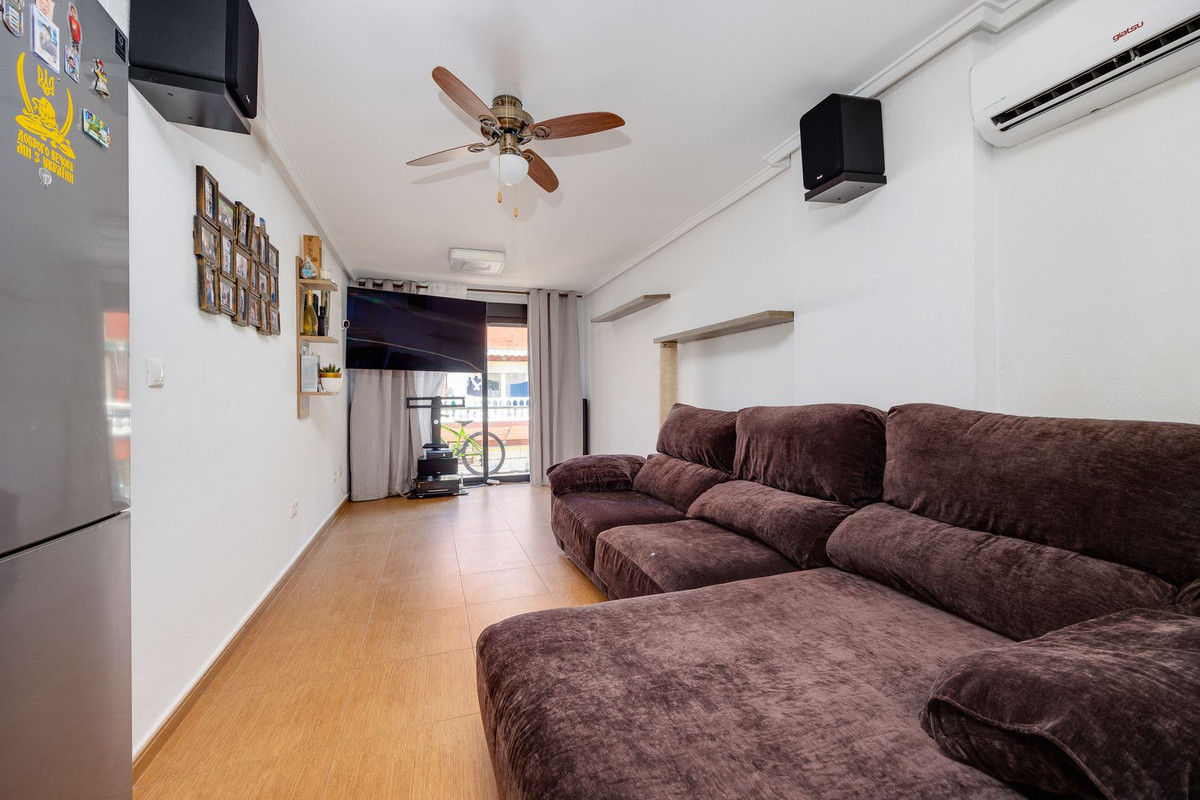 For sale - 3 Bedroom 2 Bathroom Apartment - Middle Floor Apartment in Torrevieja - Torrevieja Centro  - Alicante