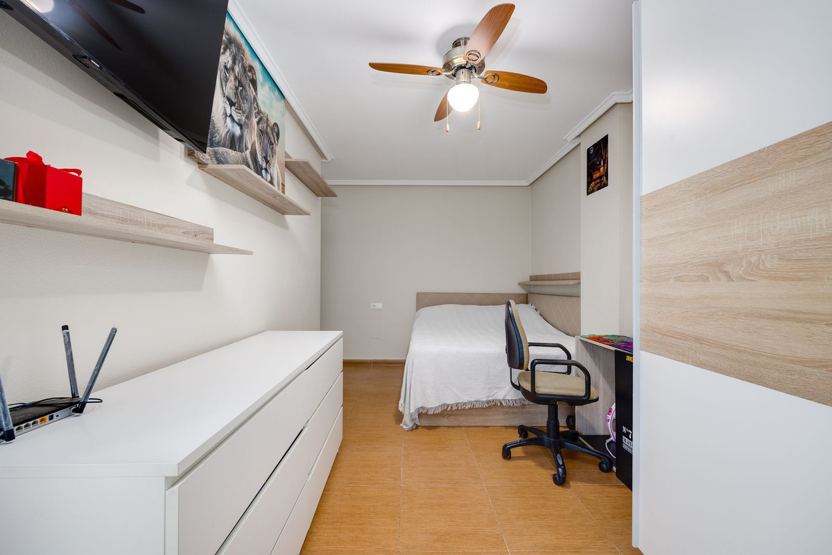 For sale - 3 Bedroom 2 Bathroom Apartment - Middle Floor Apartment in Torrevieja - Torrevieja Centro  - Alicante