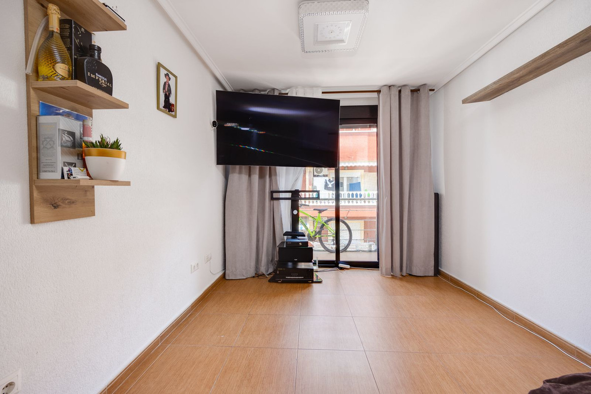 For sale - 3 Bedroom 2 Bathroom Apartment - Middle Floor Apartment in Torrevieja - Torrevieja Centro  - Alicante