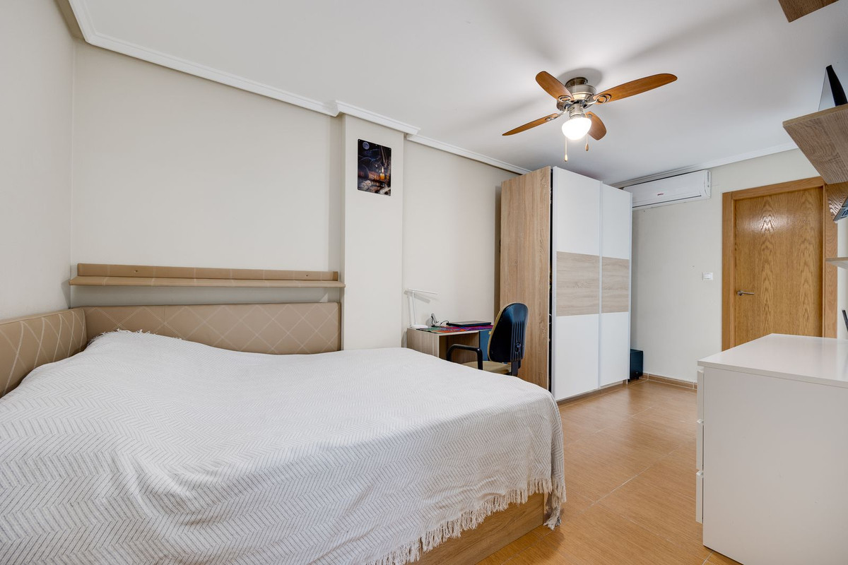 For sale - 3 Bedroom 2 Bathroom Apartment - Middle Floor Apartment in Torrevieja - Torrevieja Centro  - Alicante