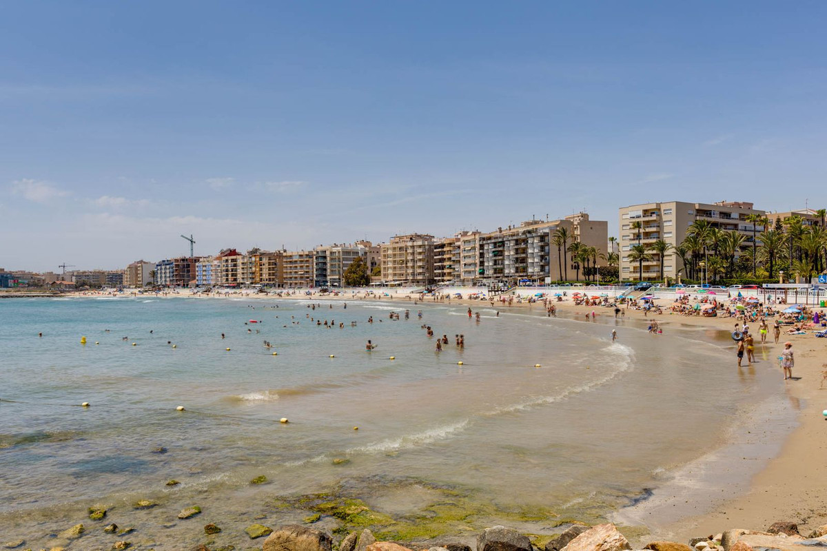 For sale - 3 Bedroom 2 Bathroom Apartment - Middle Floor Apartment in Torrevieja - Torrevieja Centro  - Alicante