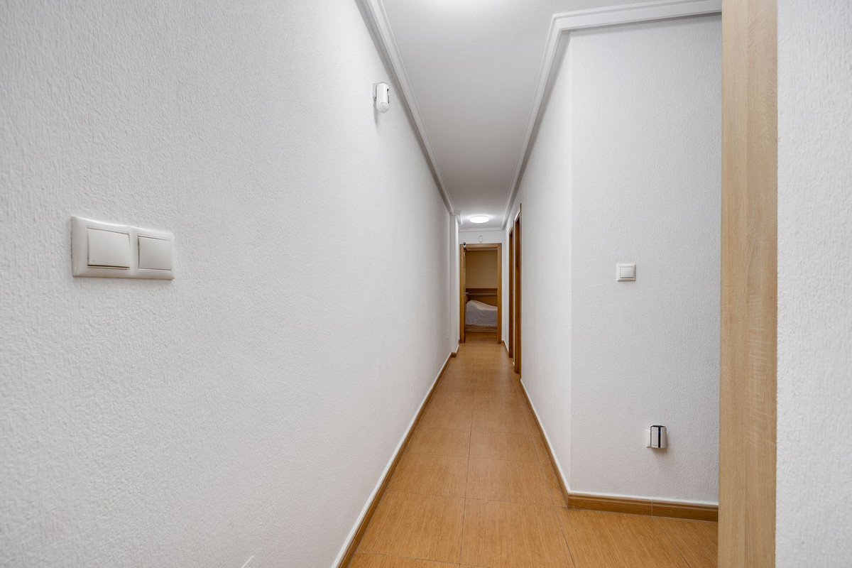 For sale - 3 Bedroom 2 Bathroom Apartment - Middle Floor Apartment in Torrevieja - Torrevieja Centro  - Alicante