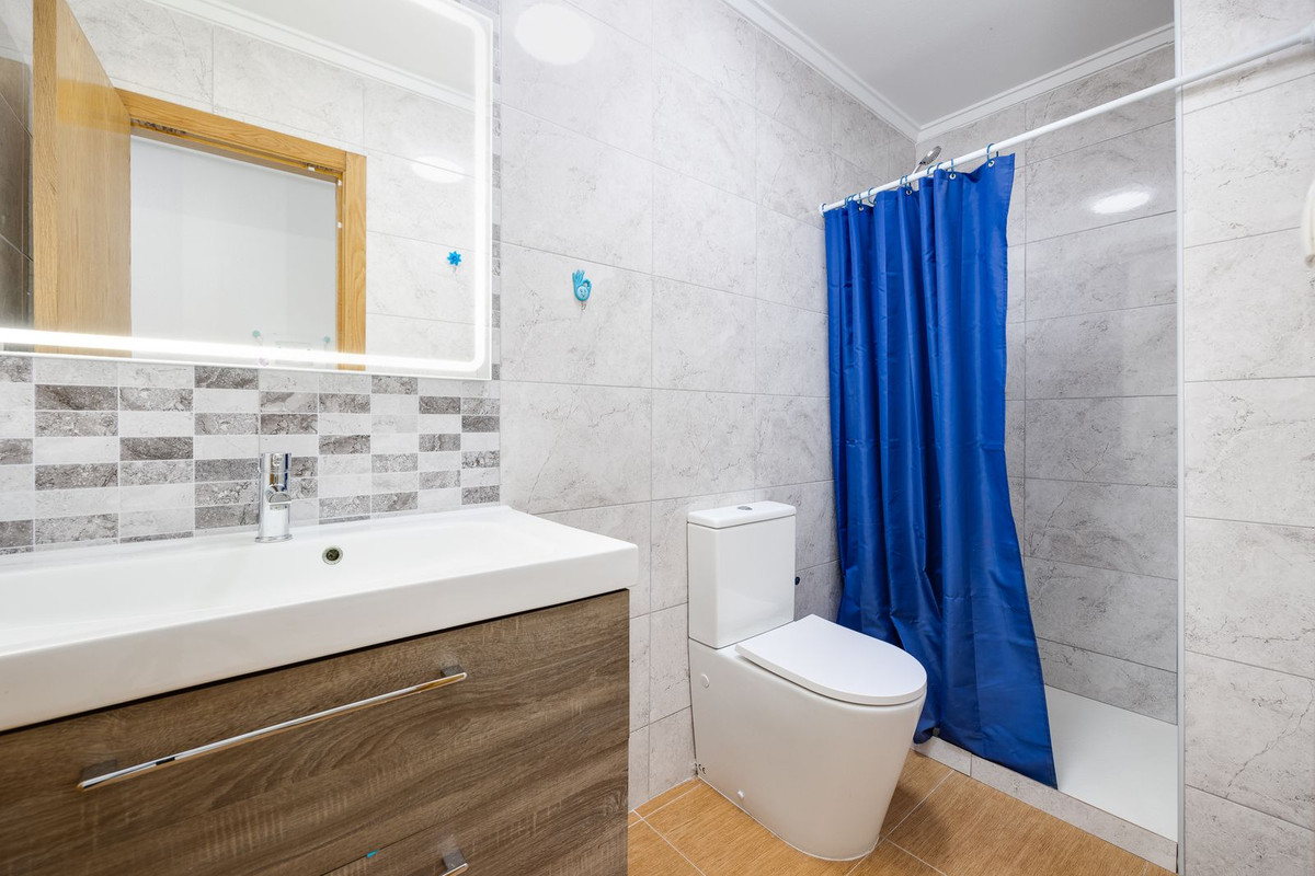 For sale - 3 Bedroom 2 Bathroom Apartment - Middle Floor Apartment in Torrevieja - Torrevieja Centro  - Alicante