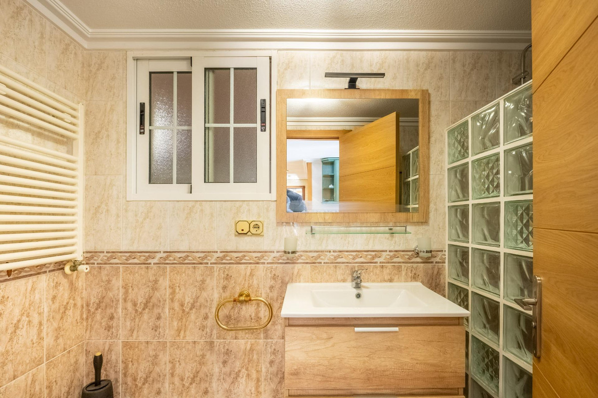 For sale - 6 Bedroom 3 Bathroom House - Detached Villa in Torrevieja - El Chaparral  - Alicante