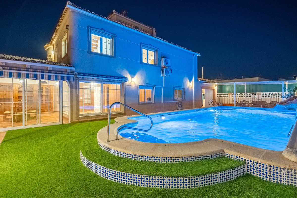 For sale - 6 Bedroom 3 Bathroom House - Detached Villa in Torrevieja - El Chaparral  - Alicante