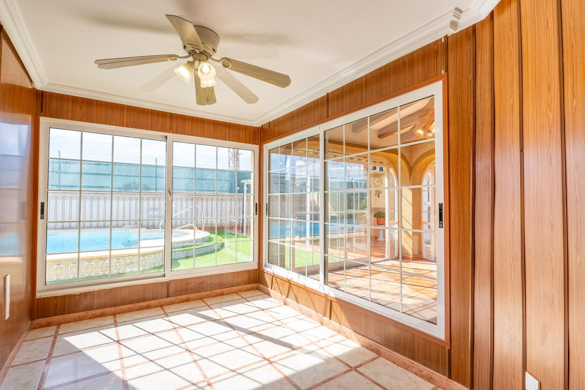 For sale - 6 Bedroom 3 Bathroom House - Detached Villa in Torrevieja - El Chaparral  - Alicante