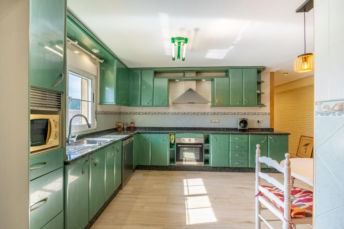 For sale - 6 Bedroom 3 Bathroom House - Detached Villa in Torrevieja - El Chaparral  - Alicante