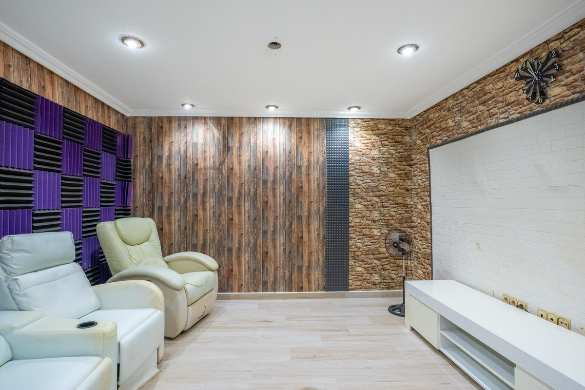 For sale - 6 Bedroom 3 Bathroom House - Detached Villa in Torrevieja - El Chaparral  - Alicante