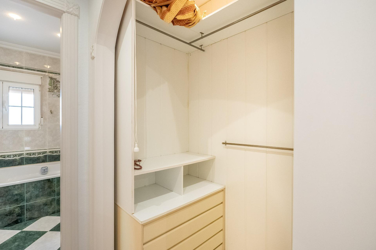 For sale - 6 Bedroom 3 Bathroom House - Detached Villa in Torrevieja - El Chaparral  - Alicante