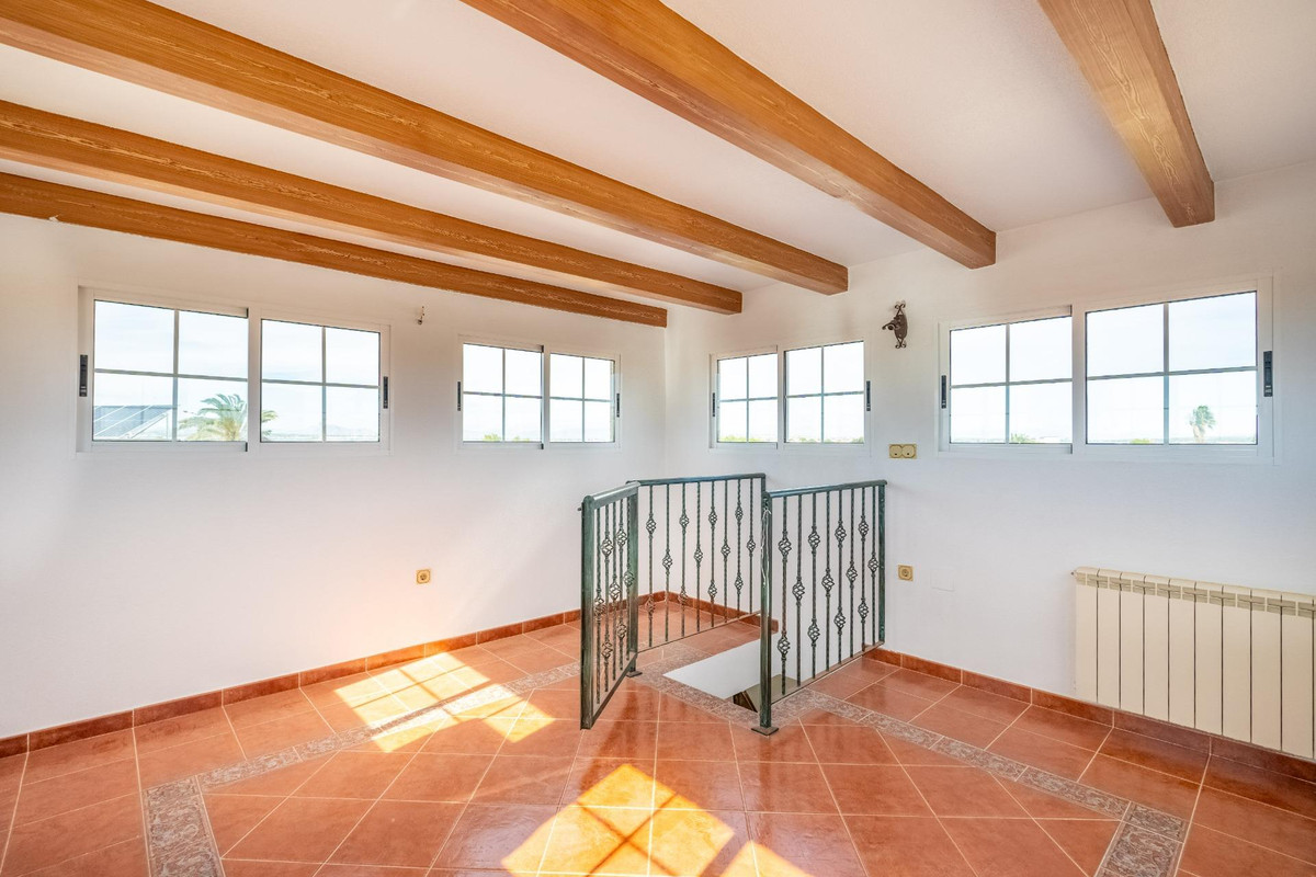 For sale - 6 Bedroom 3 Bathroom House - Detached Villa in Torrevieja - El Chaparral  - Alicante
