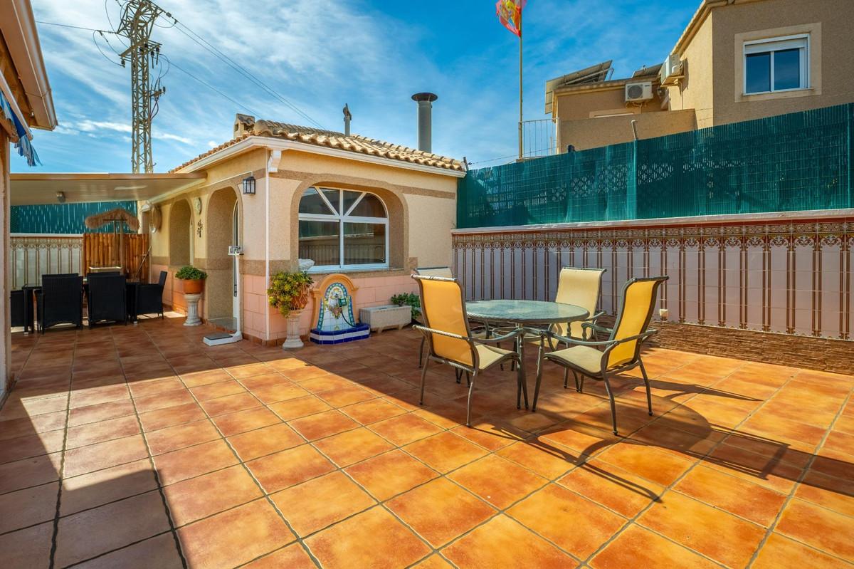 For sale - 6 Bedroom 3 Bathroom House - Detached Villa in Torrevieja - El Chaparral  - Alicante