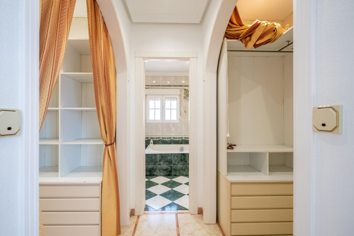 For sale - 6 Bedroom 3 Bathroom House - Detached Villa in Torrevieja - El Chaparral  - Alicante