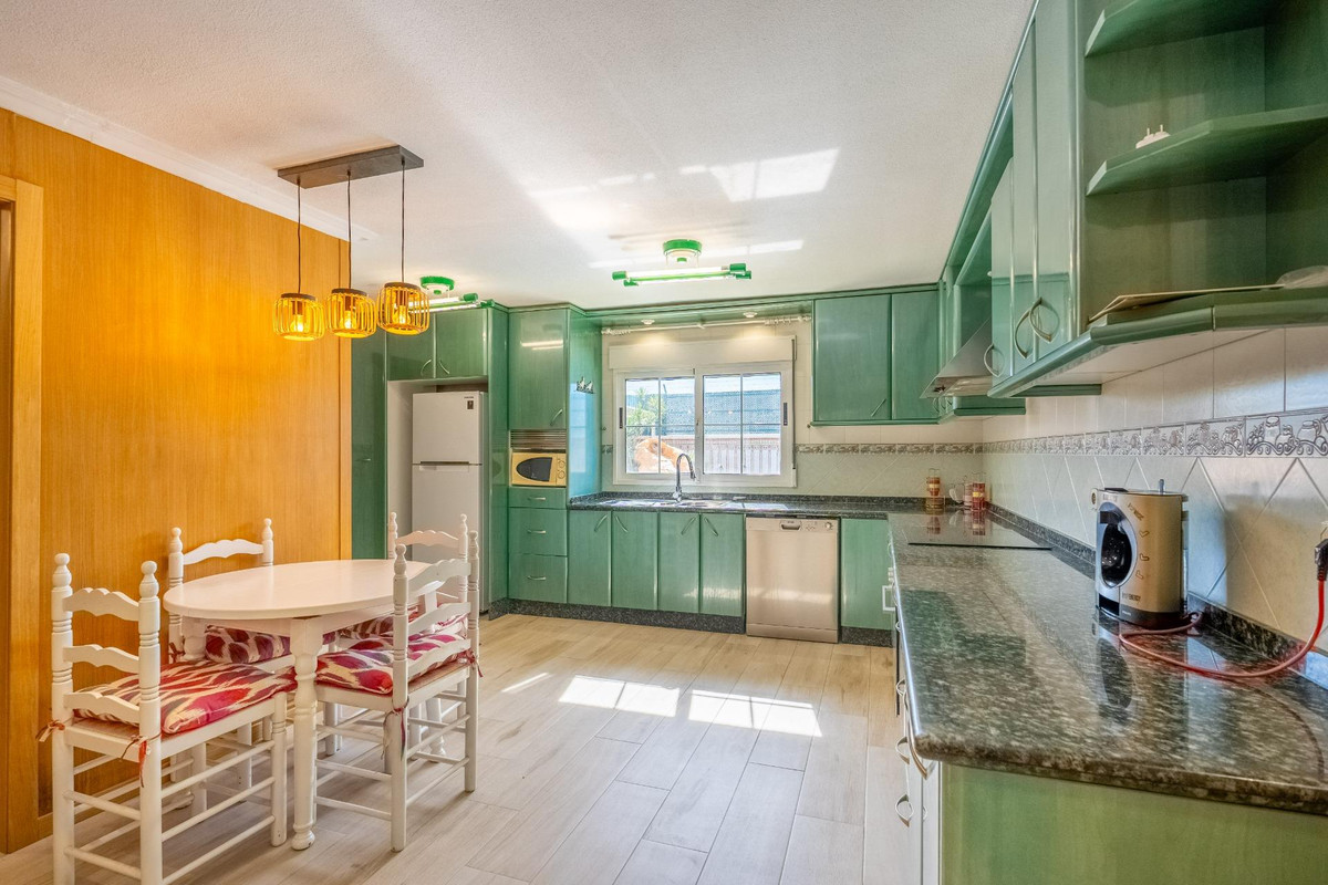 For sale - 6 Bedroom 3 Bathroom House - Detached Villa in Torrevieja - El Chaparral  - Alicante