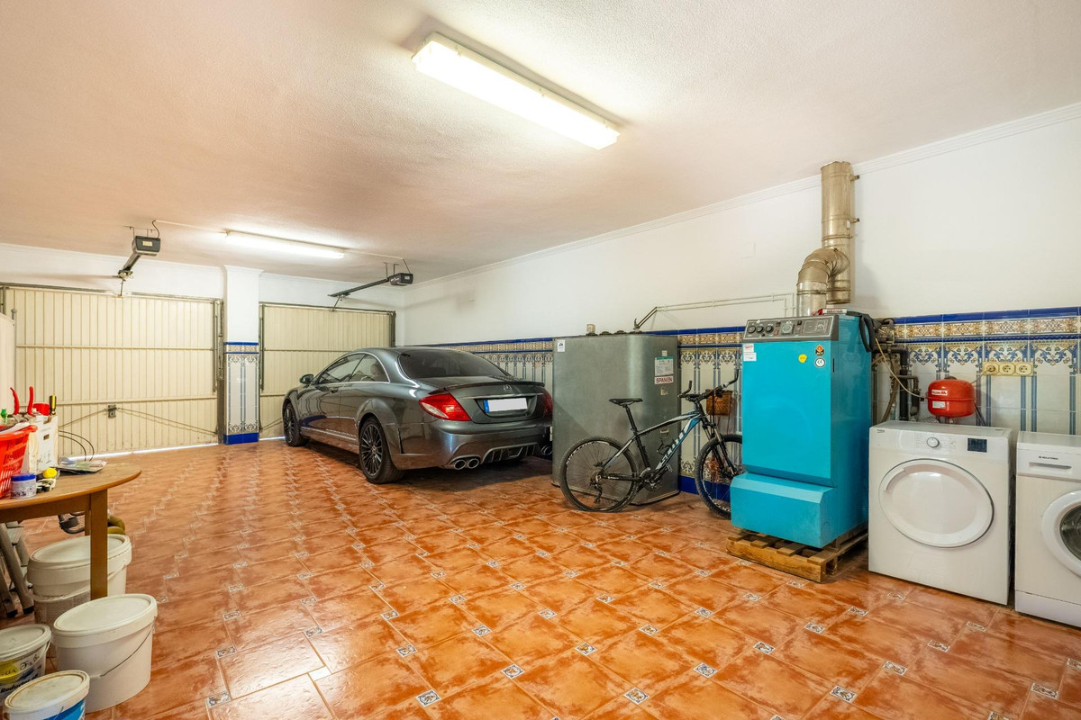 For sale - 6 Bedroom 3 Bathroom House - Detached Villa in Torrevieja - El Chaparral  - Alicante