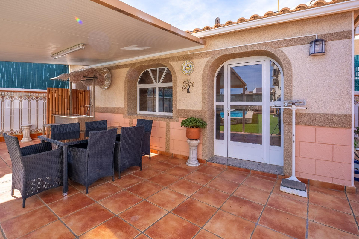 For sale - 6 Bedroom 3 Bathroom House - Detached Villa in Torrevieja - El Chaparral  - Alicante