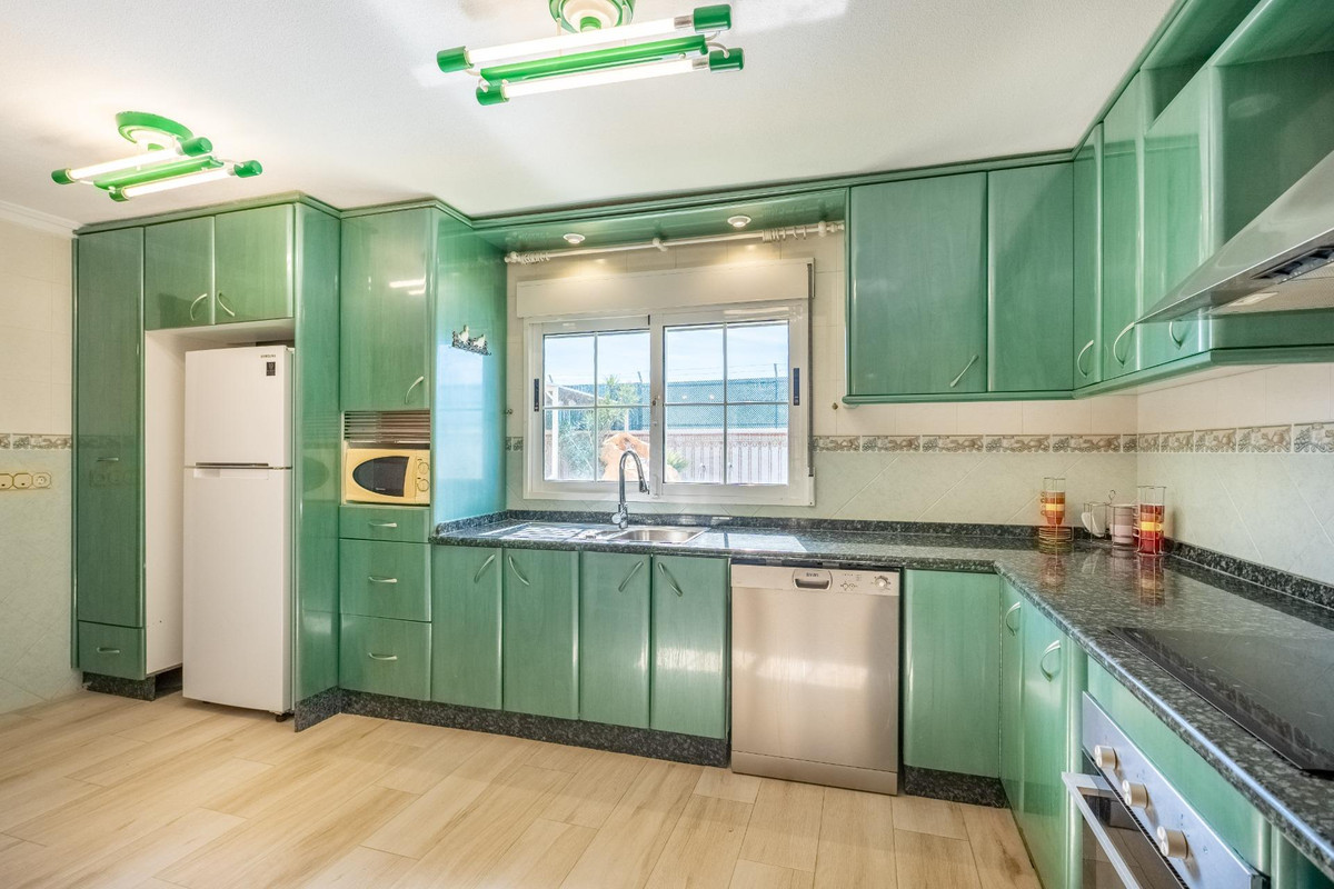 For sale - 6 Bedroom 3 Bathroom House - Detached Villa in Torrevieja - El Chaparral  - Alicante