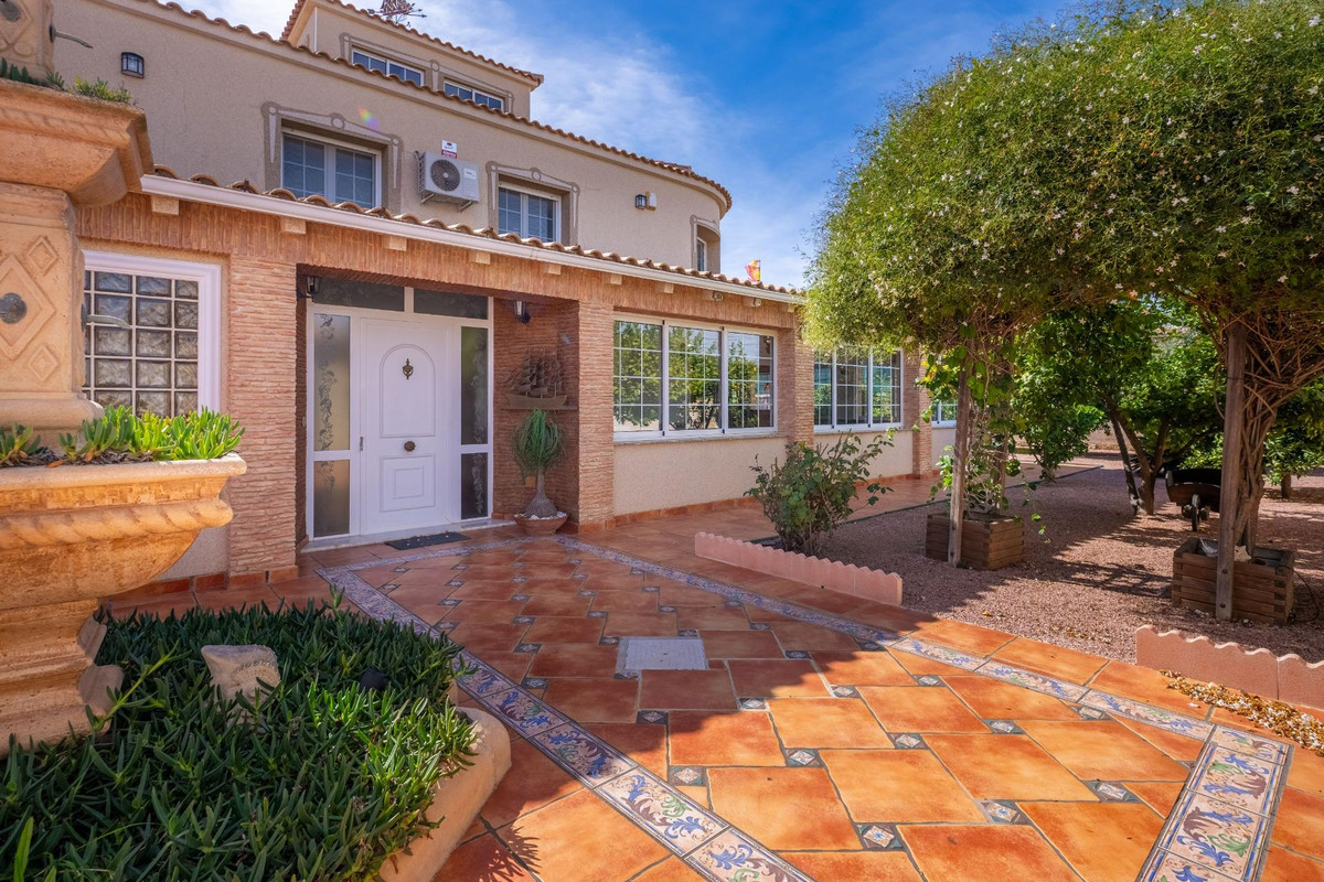 For sale - 6 Bedroom 3 Bathroom House - Detached Villa in Torrevieja - El Chaparral  - Alicante
