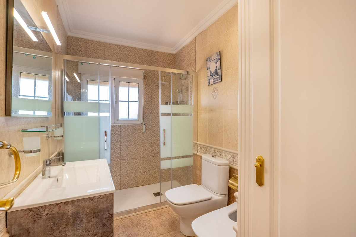 For sale - 6 Bedroom 3 Bathroom House - Detached Villa in Torrevieja - El Chaparral  - Alicante