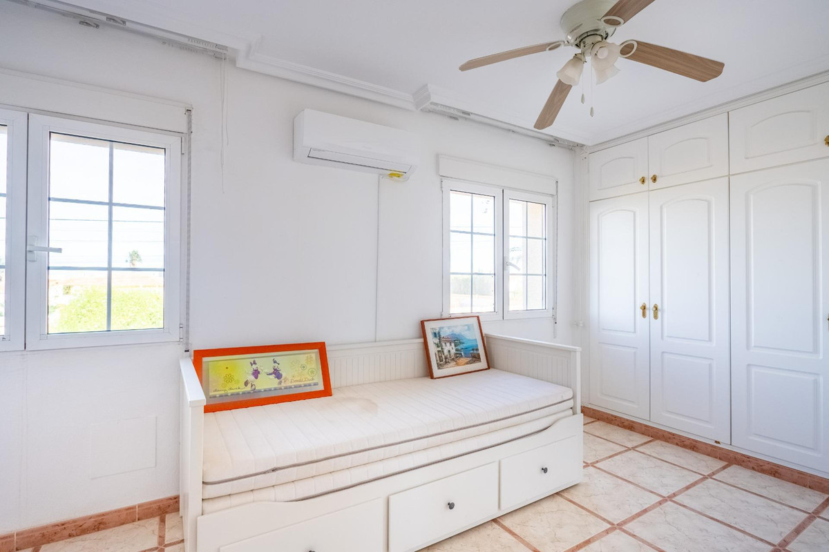 For sale - 6 Bedroom 3 Bathroom House - Detached Villa in Torrevieja - El Chaparral  - Alicante