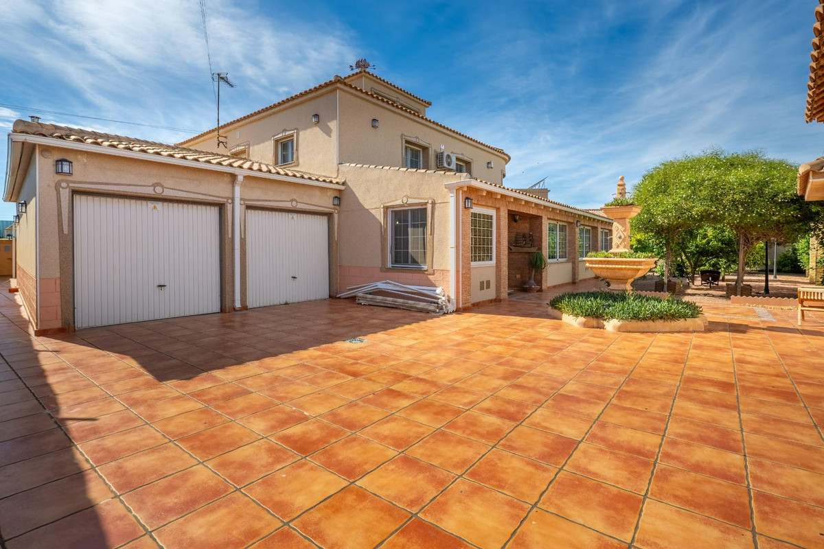 For sale - 6 Bedroom 3 Bathroom House - Detached Villa in Torrevieja - El Chaparral  - Alicante