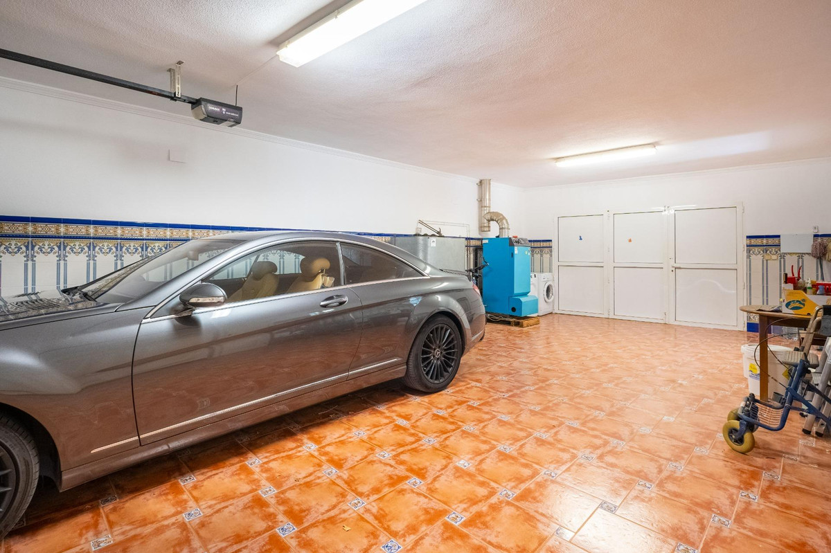 For sale - 6 Bedroom 3 Bathroom House - Detached Villa in Torrevieja - El Chaparral  - Alicante