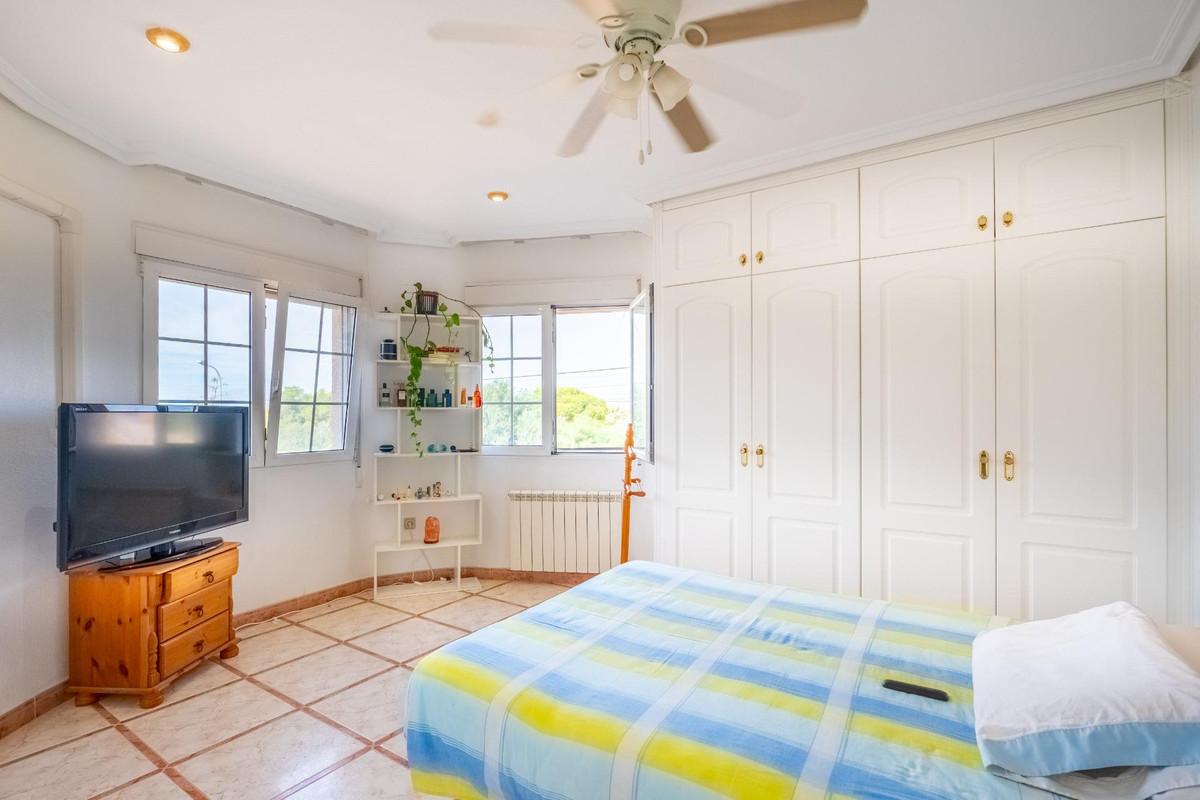 For sale - 6 Bedroom 3 Bathroom House - Detached Villa in Torrevieja - El Chaparral  - Alicante