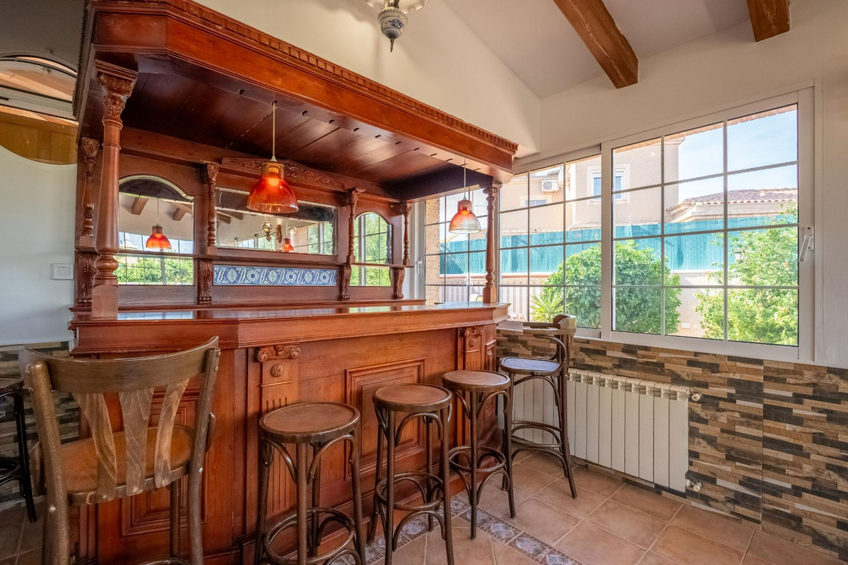 For sale - 6 Bedroom 3 Bathroom House - Detached Villa in Torrevieja - El Chaparral  - Alicante