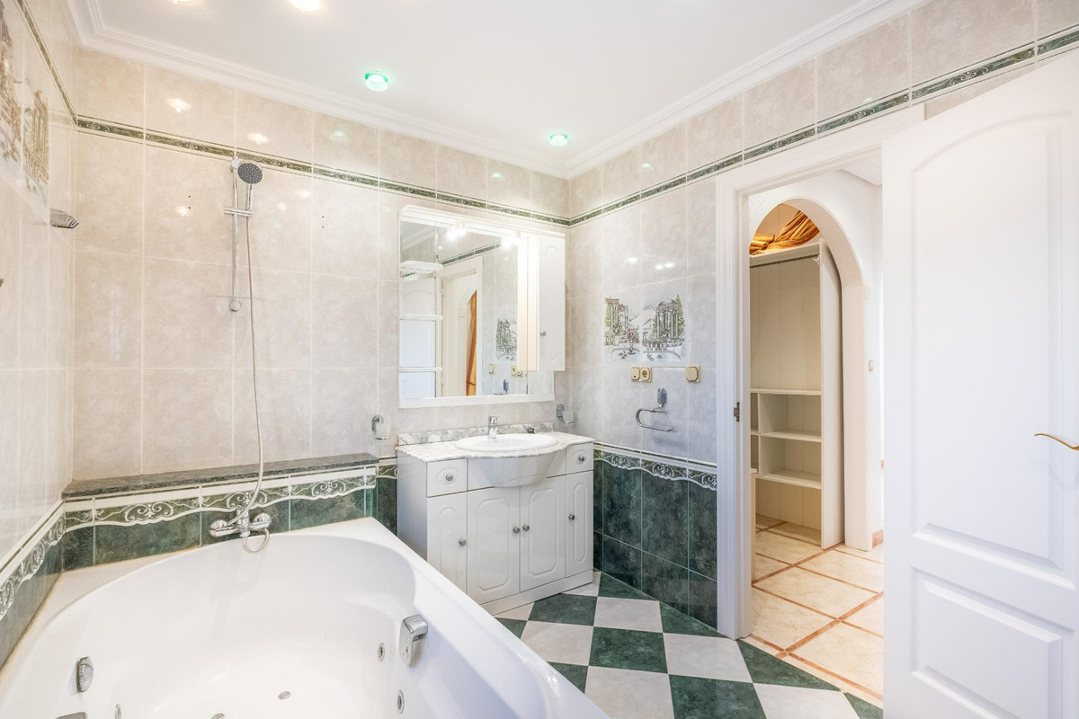 For sale - 6 Bedroom 3 Bathroom House - Detached Villa in Torrevieja - El Chaparral  - Alicante