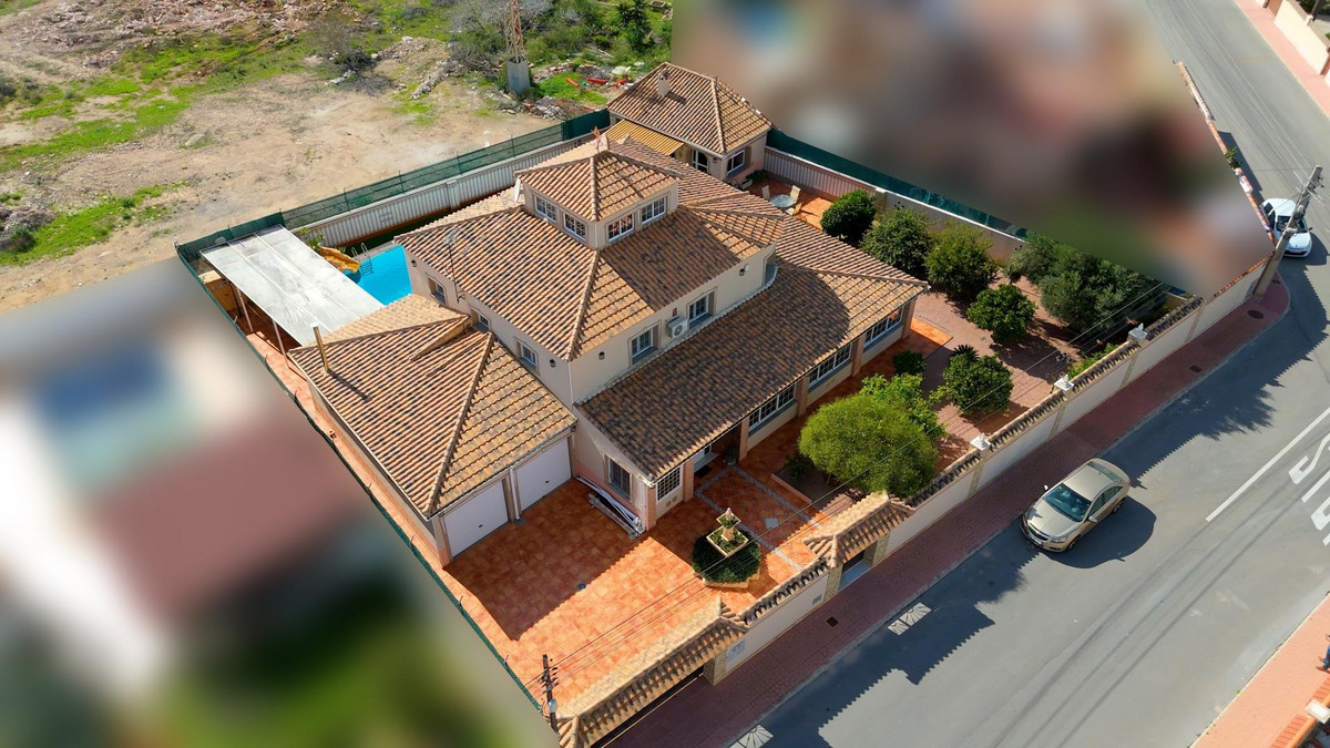 For sale - 6 Bedroom 3 Bathroom House - Detached Villa in Torrevieja - El Chaparral  - Alicante