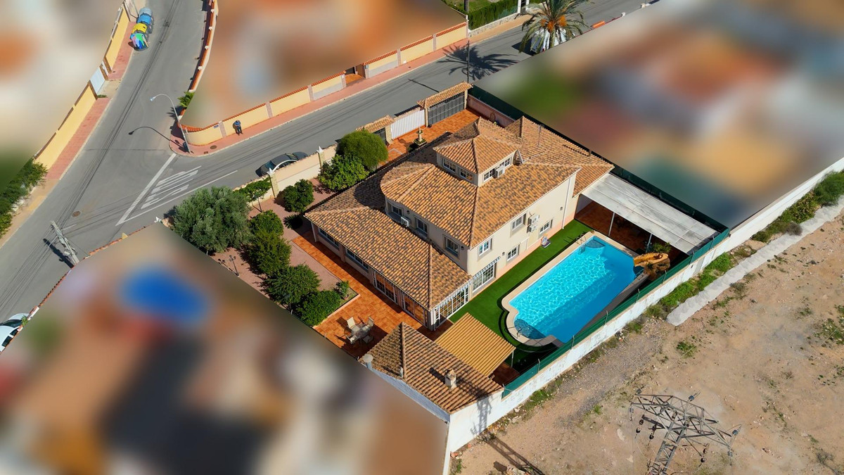 For sale - 6 Bedroom 3 Bathroom House - Detached Villa in Torrevieja - El Chaparral  - Alicante