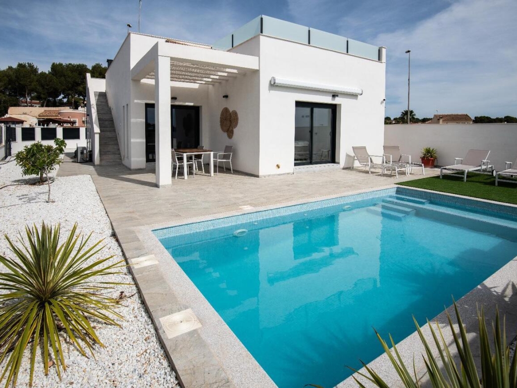 3 Bedroom 3 Bathroom Villa in Pinar de Campoverde