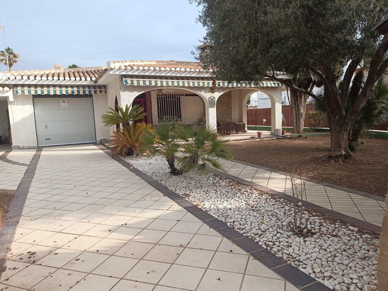 For sale - 4 Bedroom 3 Bathroom Villa in Orihuela Costa - Campoamor  - Alicante