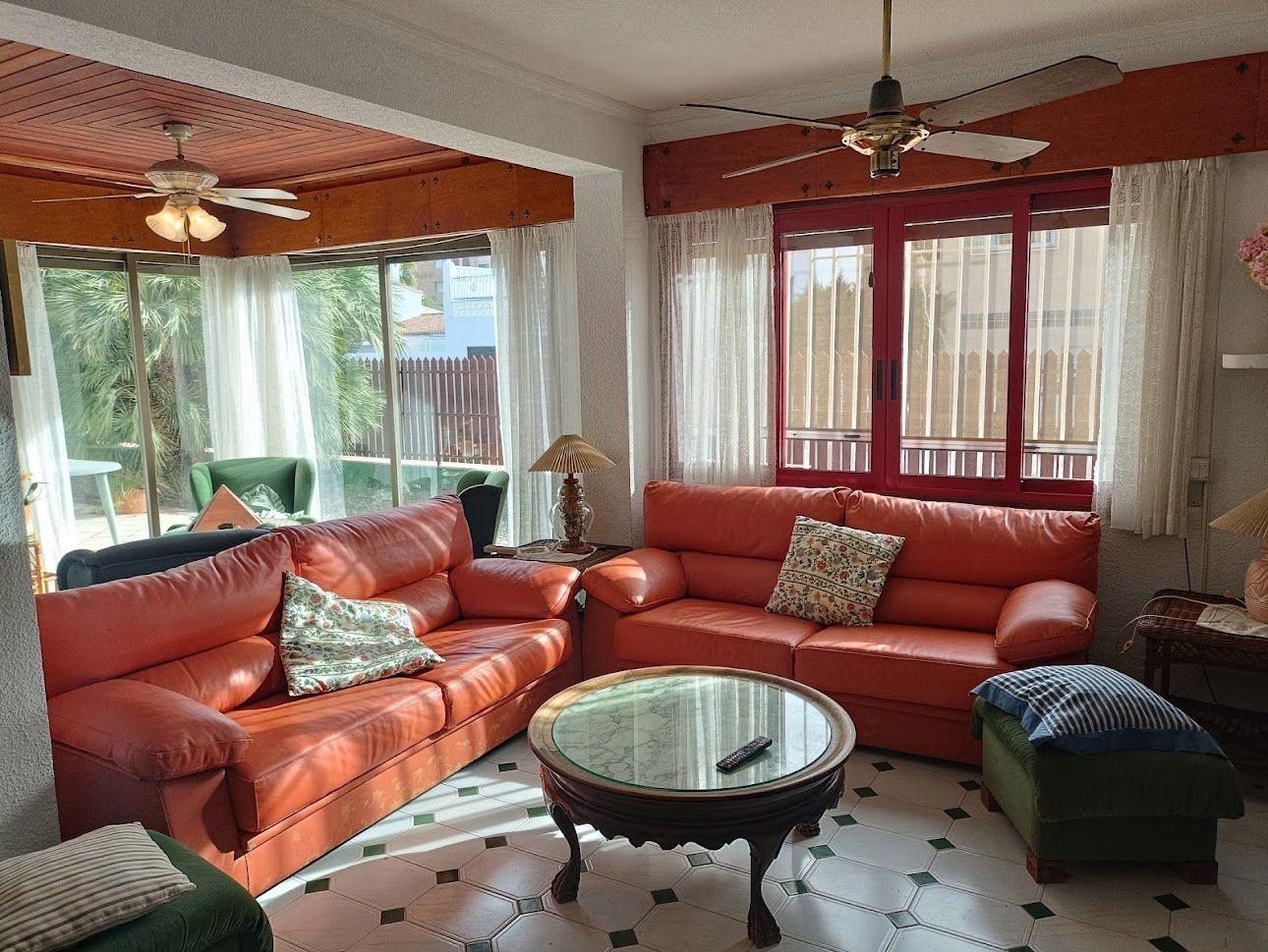 For sale - 4 Bedroom 3 Bathroom Villa in Orihuela Costa - Campoamor  - Alicante