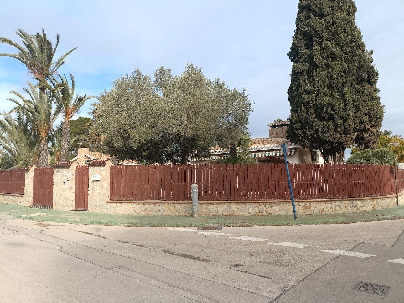 For sale - 4 Bedroom 3 Bathroom Villa in Orihuela Costa - Campoamor  - Alicante