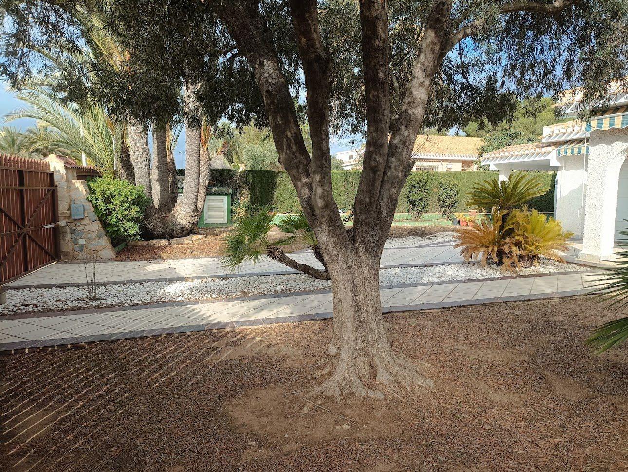 For sale - 4 Bedroom 3 Bathroom Villa in Orihuela Costa - Campoamor  - Alicante