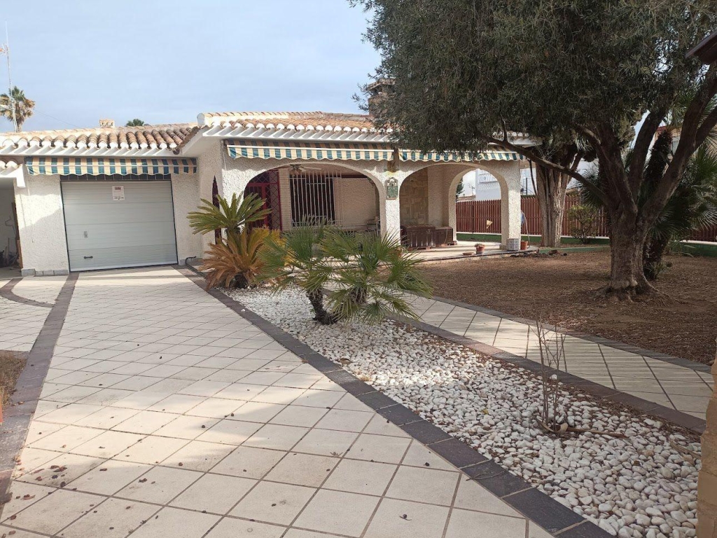 4 Bedroom 3 Bathroom Villa in Orihuela Costa