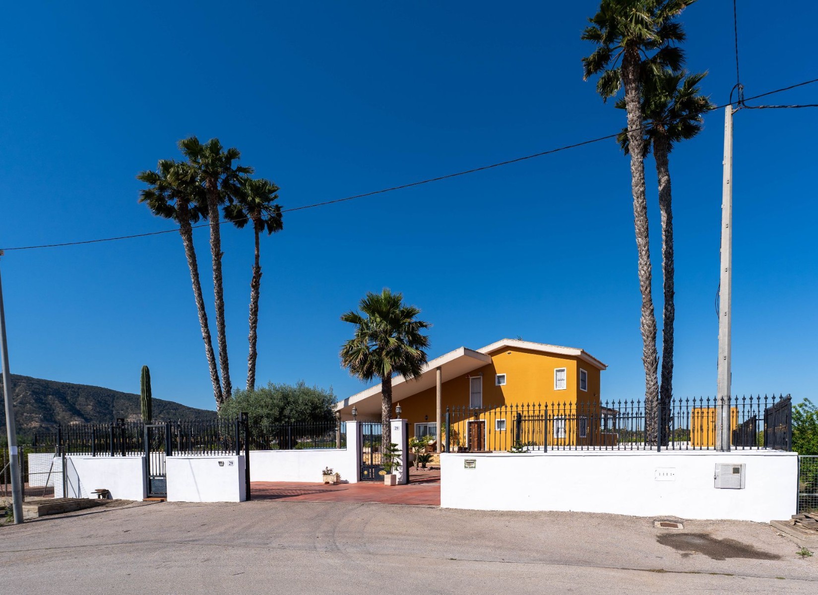 For sale - 5 Bedroom 3 Bathroom Villa in Orihuela - Inland  - Alicante