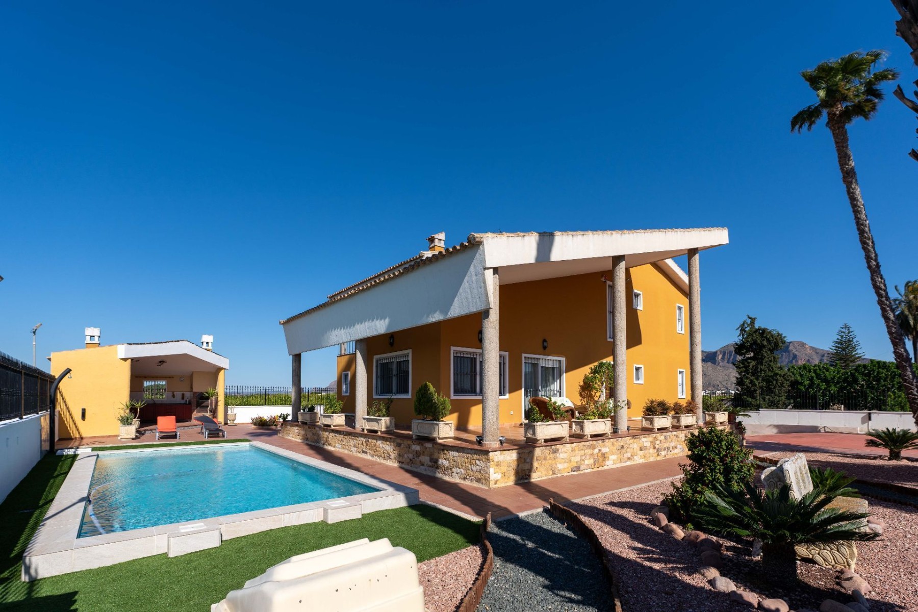 For sale - 5 Bedroom 3 Bathroom Villa in Orihuela - Inland  - Alicante