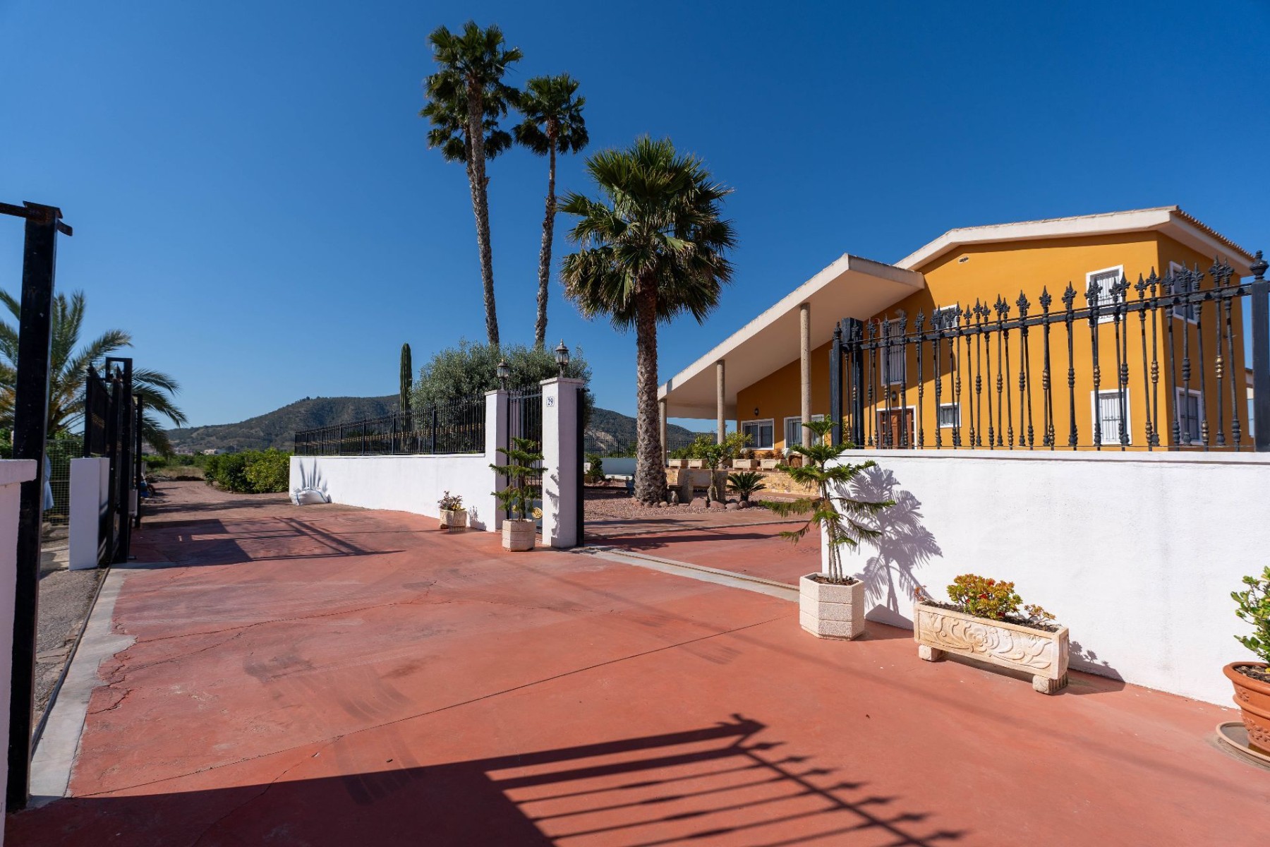 For sale - 5 Bedroom 3 Bathroom Villa in Orihuela - Inland  - Alicante