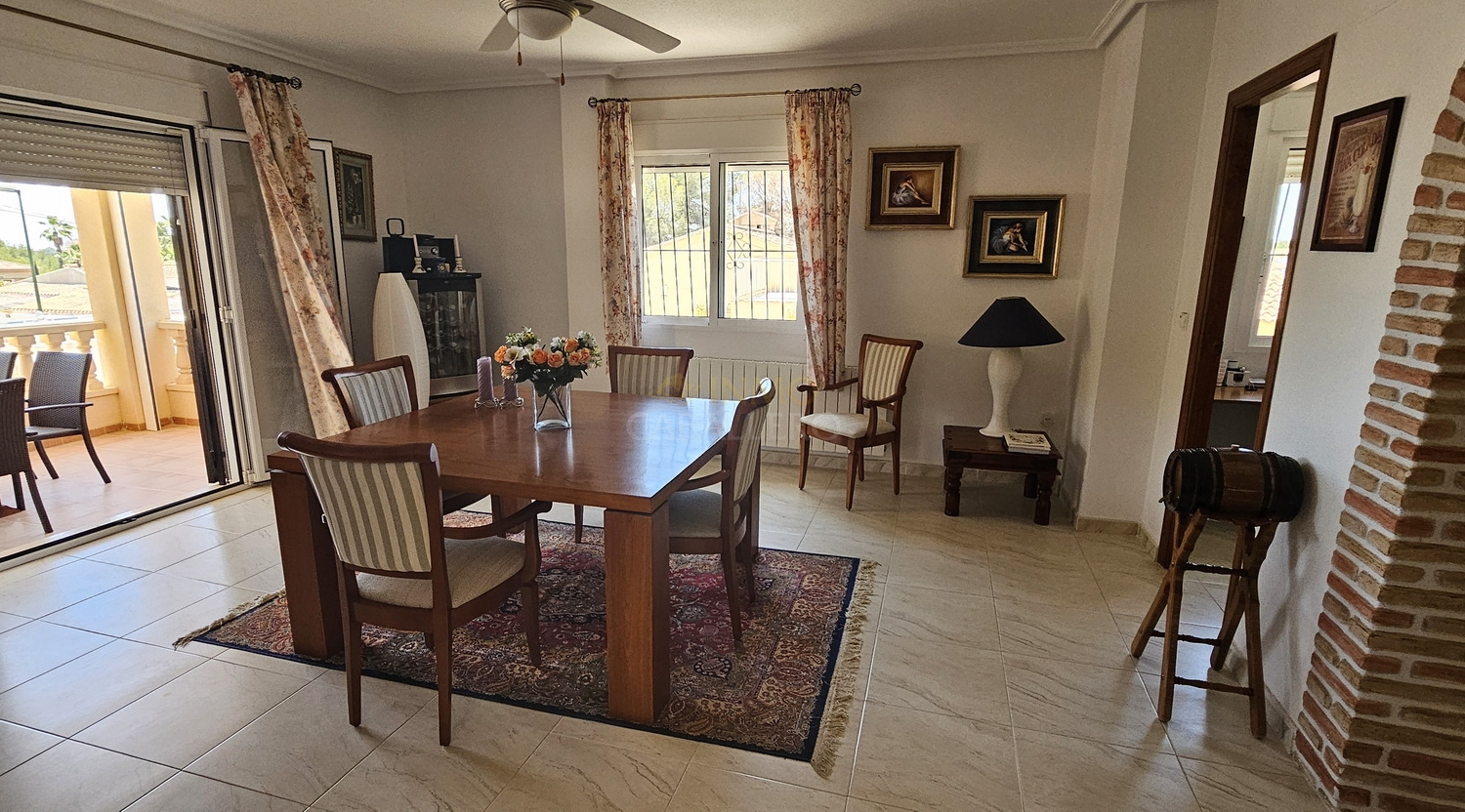 For sale - 5 Bedroom 4 Bathroom Villa in Pinar de Campoverde - Inland  - Alicante