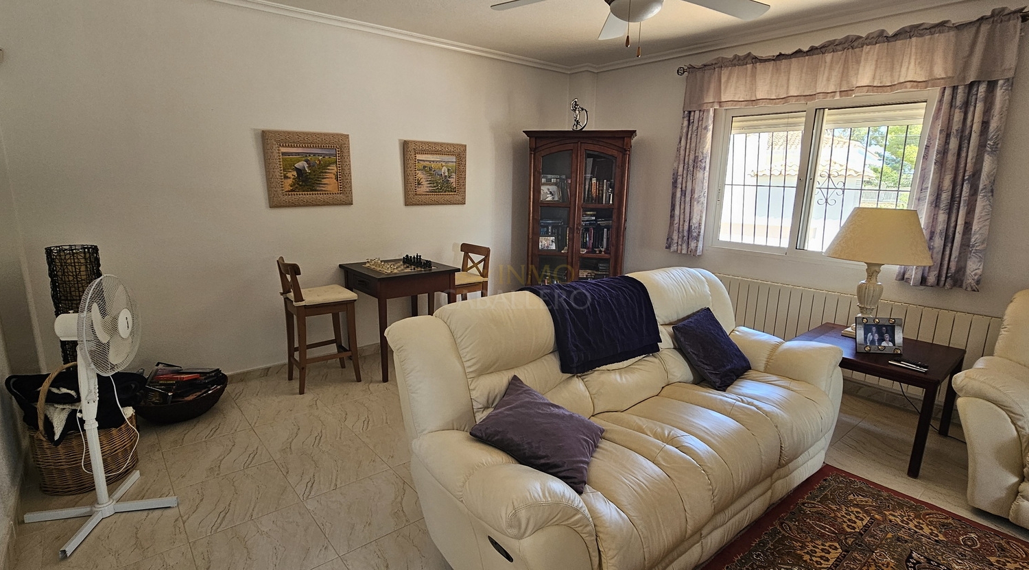 For sale - 5 Bedroom 4 Bathroom Villa in Pinar de Campoverde - Inland  - Alicante