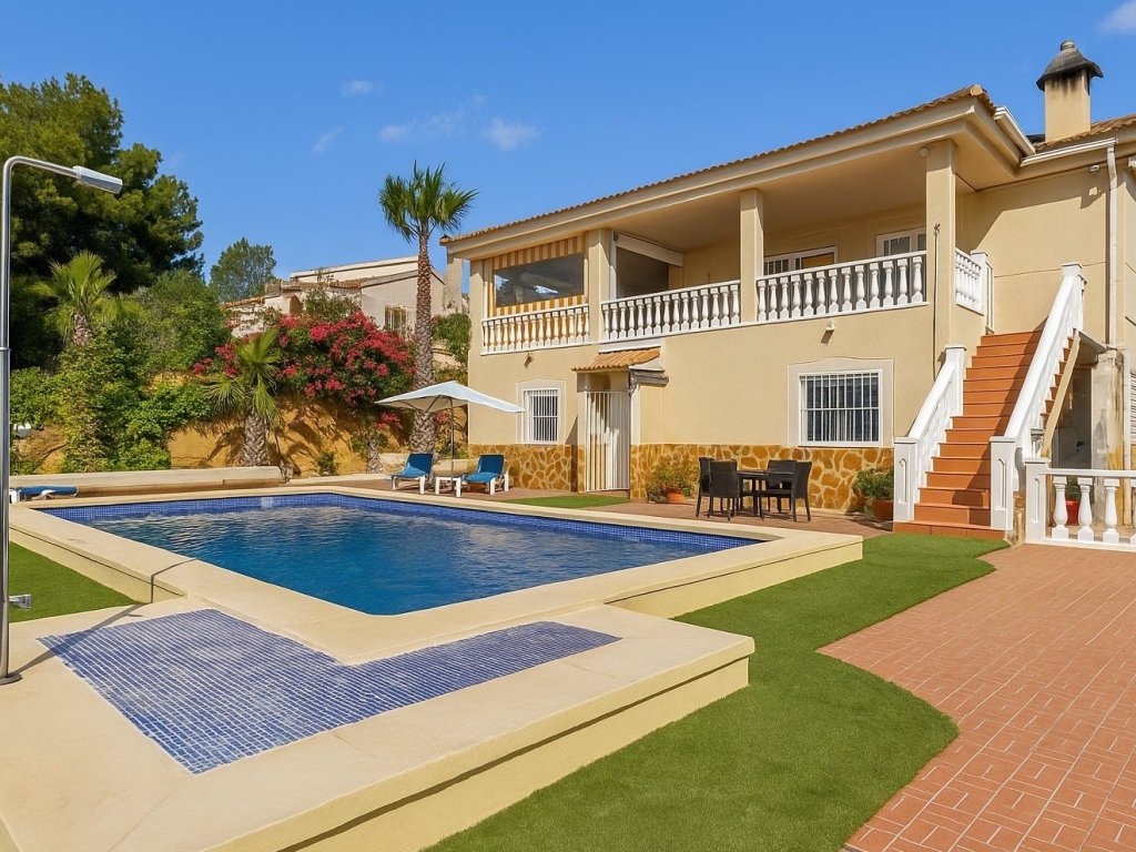 3 Bedroom 2 Bathroom Villa in Algorfa