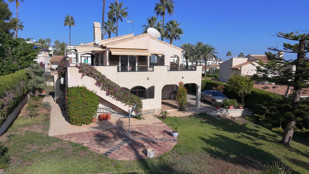 For sale - 3 Bedroom 3 Bathroom Villa in Villamartin - Costa Blanca  - Alicante